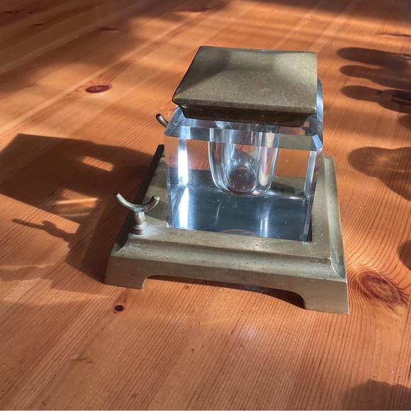 ANTIQUE BRASS & LEAD CRYSTAL INKWELL / PEN HOLDER GLOWY URANIUM VINTAGE NEON - Picture 5 of 14